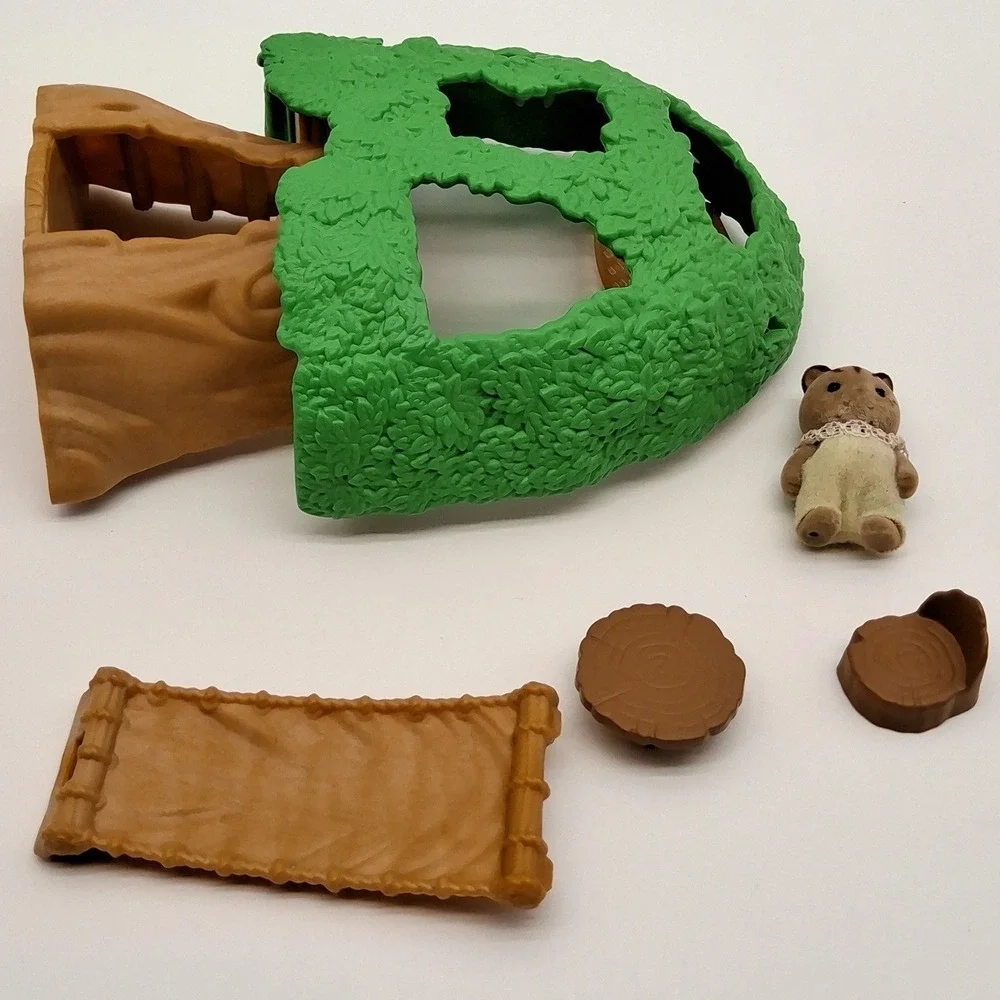 Calico Critters Families Baby Tree House Playset Walnut Squirrel Baby Shows Wear